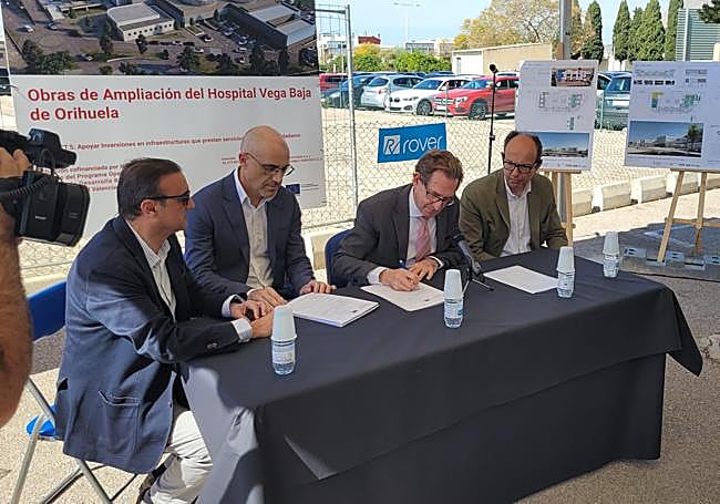 Firma del acta de replanteo este lunes, a la que ha acudido el conseller Mínguez.