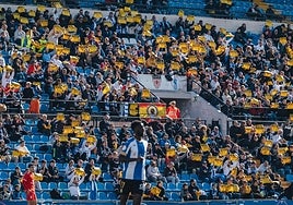 Carteles de protesta contra la gestión de Enrique Ortiz al frente del Hércules