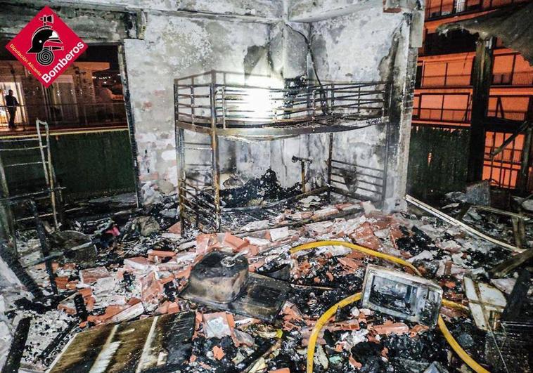 Un incendio calcina un ático en Los Arenales del Sol en Elche