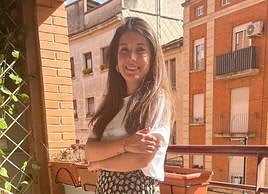 Rivas luciendo una pulsera con un lazo amarillo, símbolo para visibilizar la endometriosis.