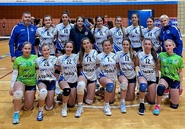 Ainhoa Gili, con el dorsal 10, posa con su equipo cadete del CV Playas de Benidorm