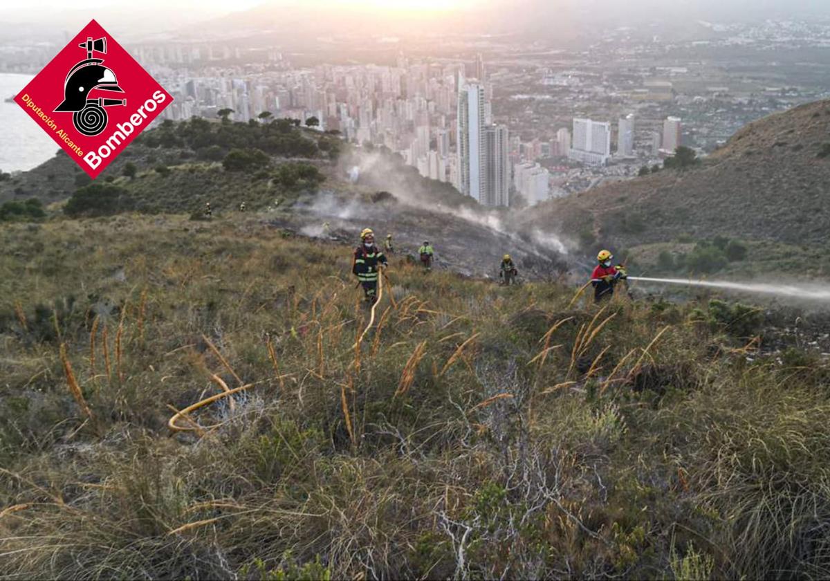 Los bomberos durante la extinción del incendio el pasado verano