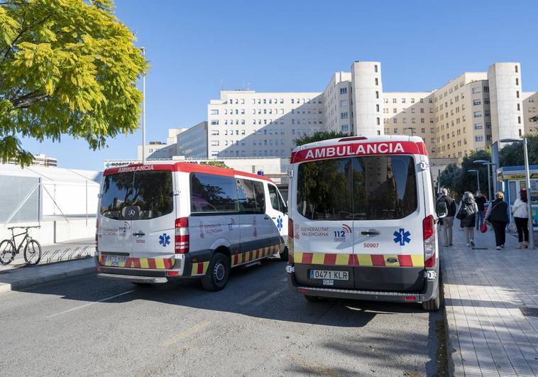 Ambulancias de Servicio Básico Vital en el Hospital General de Alicante, donde se ha derivado al menor.