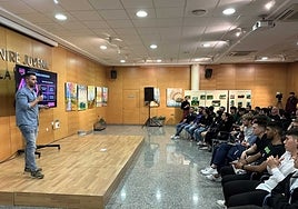 Noel Morís, director del centro, durante la presentación de la iniciativa