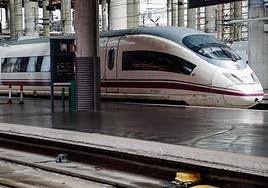Tren AVE de Renfe en la estación de Atocha.