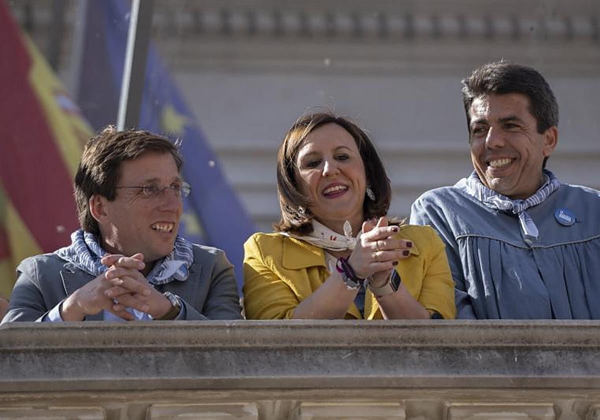 El alcalde de Madrid, José Luis Martínez-Almeida; la secretaria general del PPCV y candidata a la Alcaldía de València, María José Catalá y el presidente del PPCV, Carlos Mazón, asisten a la mascletà en la Plaza del Ayuntamiento de Valencia.