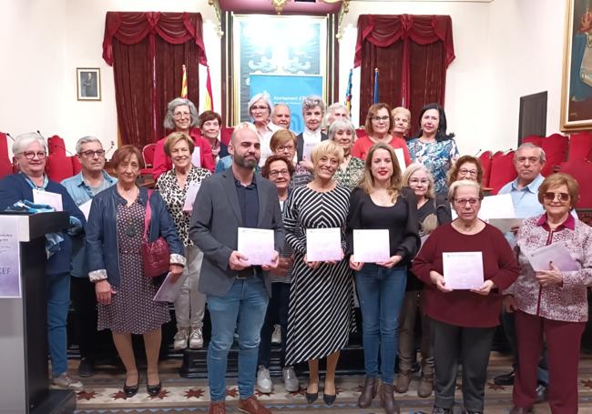 Concursantes de Superchef Sénior 2022 con el libro de recetas y vivencias.