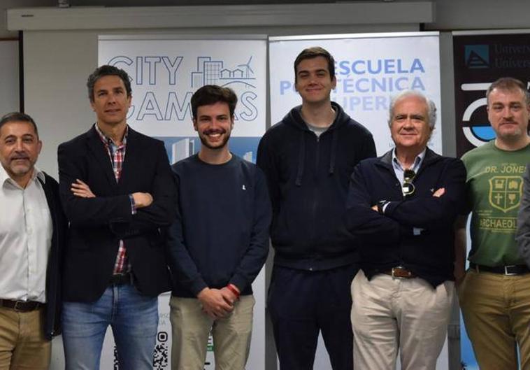 Ganadores del concurso, responsables de la UA y de Cátedra Vectalia Movilidad.