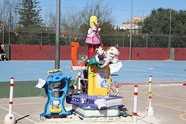 Imagen del monumento que han plantado los alumnos en el patio del colegio de Dénia