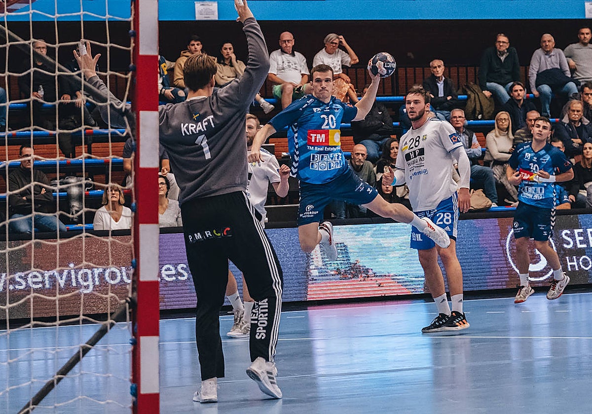 Ramiro Martínez se dispone a lanzar ante el Ystad