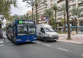 Un autobús interurbano por el centro de Alicante.