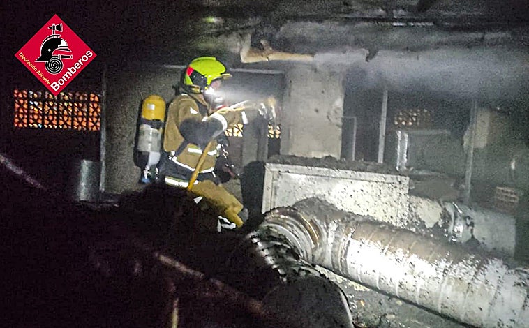 Imagen principal - Los bomberos se tuvieron que empeñar a fondo para controlar el fuego