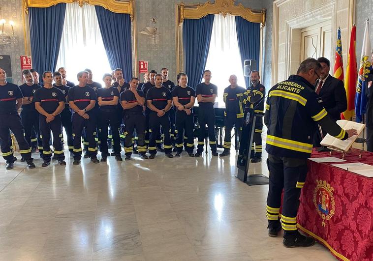 Alicante incorpora a 21 bomberos y cuatro sargentos