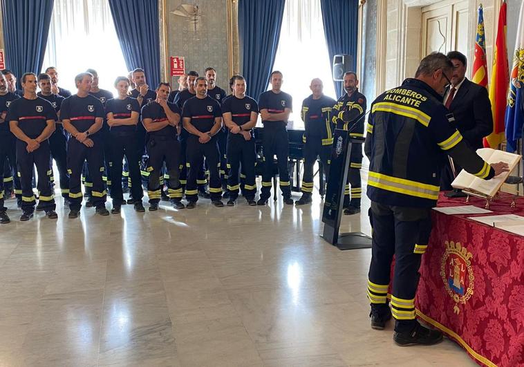 Alicante incorpora a 21 bomberos y cuatro sargentos