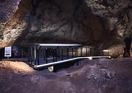 Interior de la Cova de l'Or en Beniarrés.