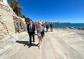 El alcalde visita la Finca Adoc junto con los vecinos.