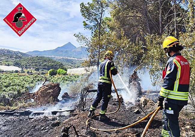 Imagen de las labores de extinción en Callosa d'En Sarrià