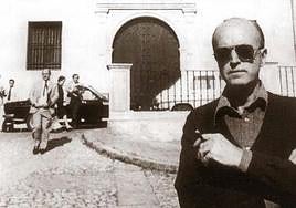 Eusebio Sempere ante la Casa de la Asegurada, el actual MACA.