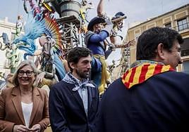 El secretario general de Ciudadanos (CS), Adrián Vázquez (c); la presidenta de CS en la Comunidad Valenciana, Mamen Peris, y el portavoz municipal, Fernando Giner (d); de visita en las Fallas.