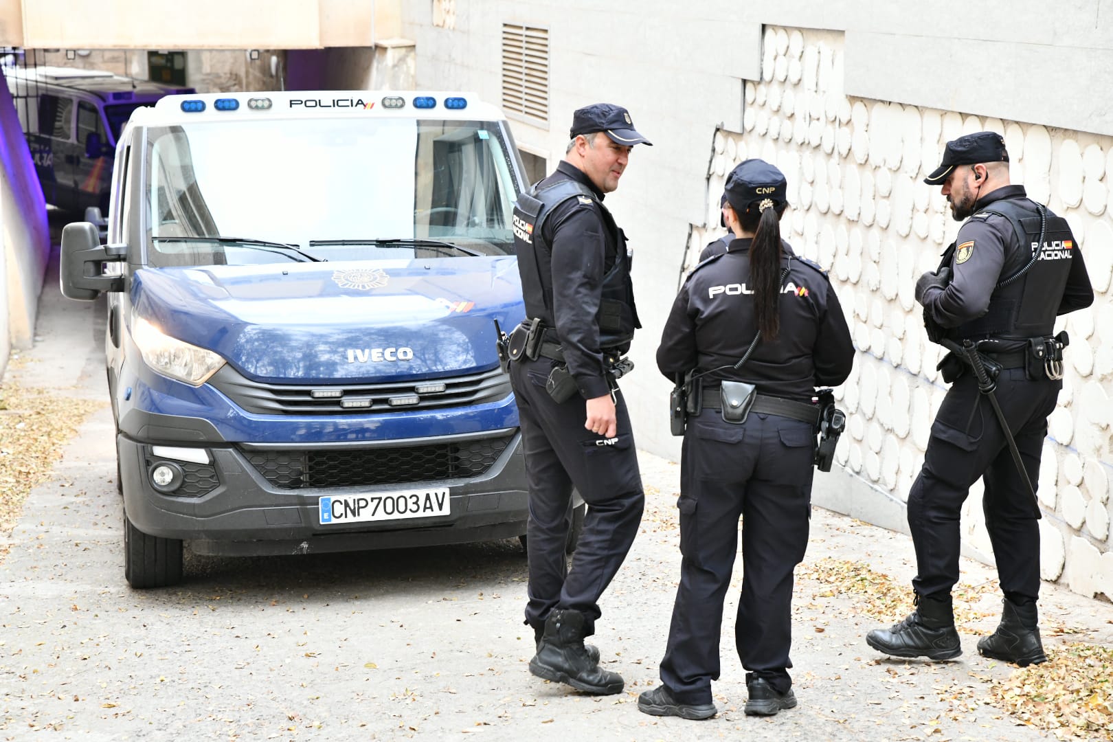 Imagen principal - Dispositivo policial a la llegada de Amargo al Palacio de Justicia de Alicante.