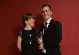Miguel Ibáñez y Elena Trapé con la Biznaga de Plata al Mejor Guion del Festival de Málaga.