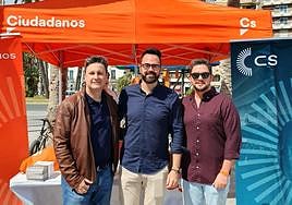 Santos con sus compañeros de partido en la carpa instalada en el Postiguet.