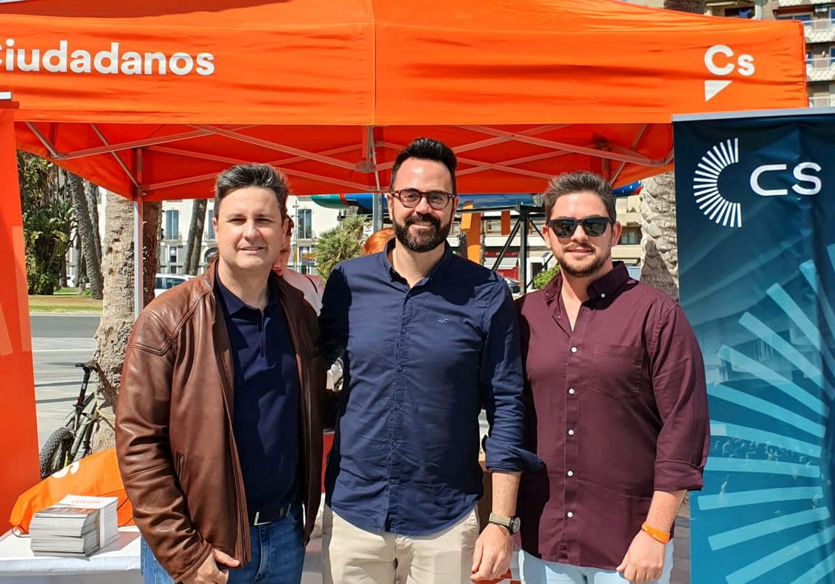 Santos con sus compañeros de partido en la carpa instalada en el Postiguet.