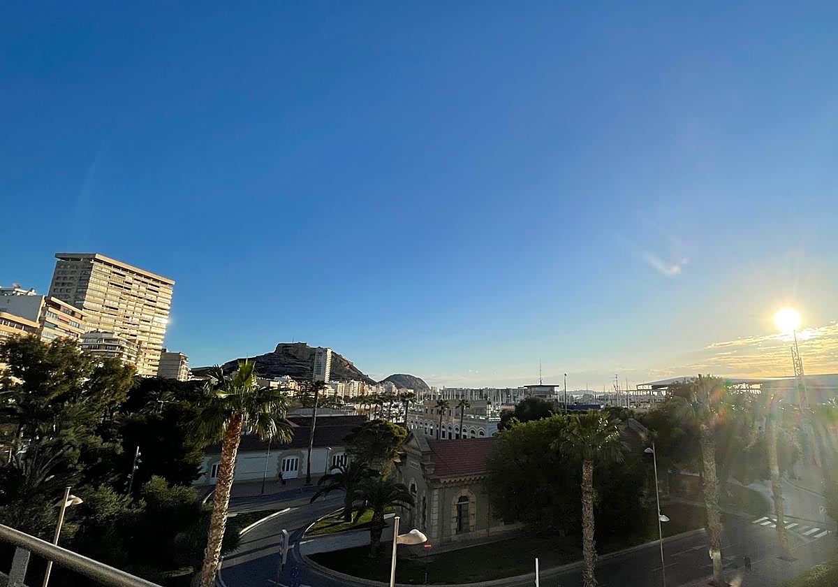 Alicante amanece con cielos despejados y un sol radiante.