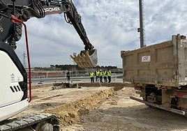 Las máquinas ya trabajan en la construcción del edificio