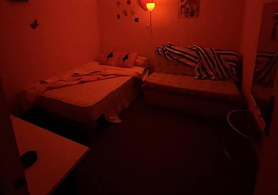 Una de las habitaciones donde las mujeres dormían y eran explotadas sexualmente