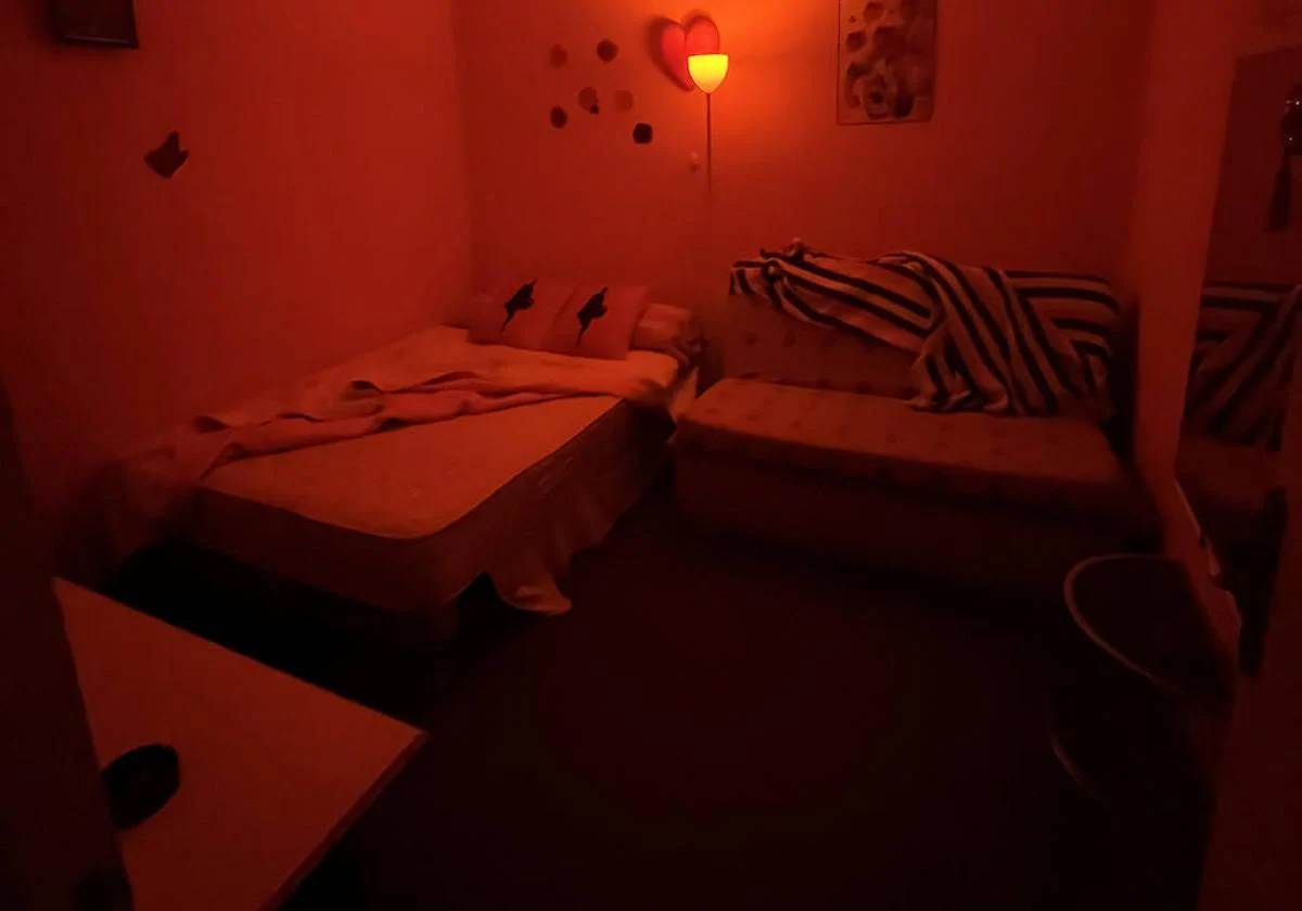 Una de las habitaciones donde las mujeres dormían y eran explotadas sexualmente