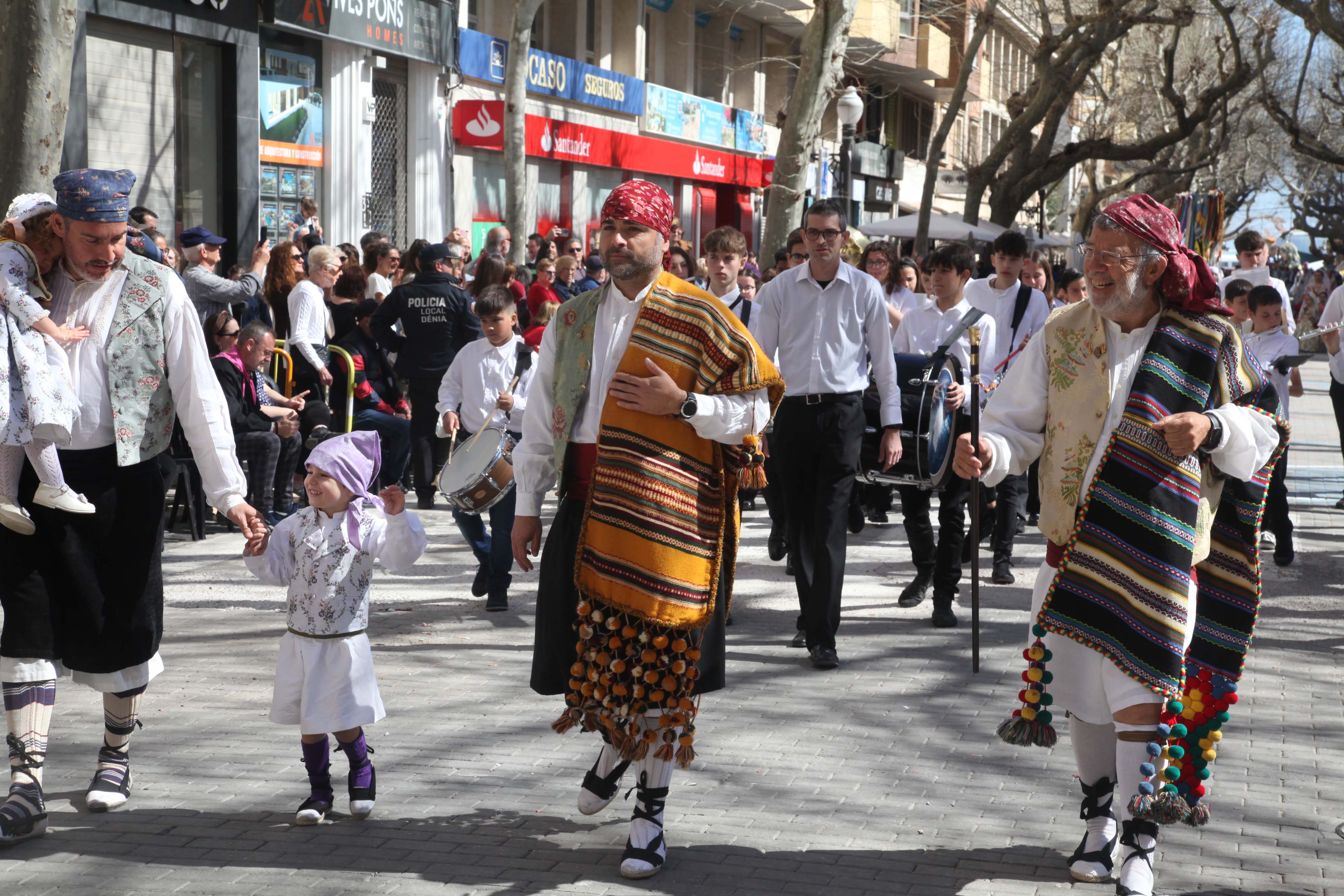 Las Fallas de Dénia se rinden ante la Mare de Déu dels Desamparats