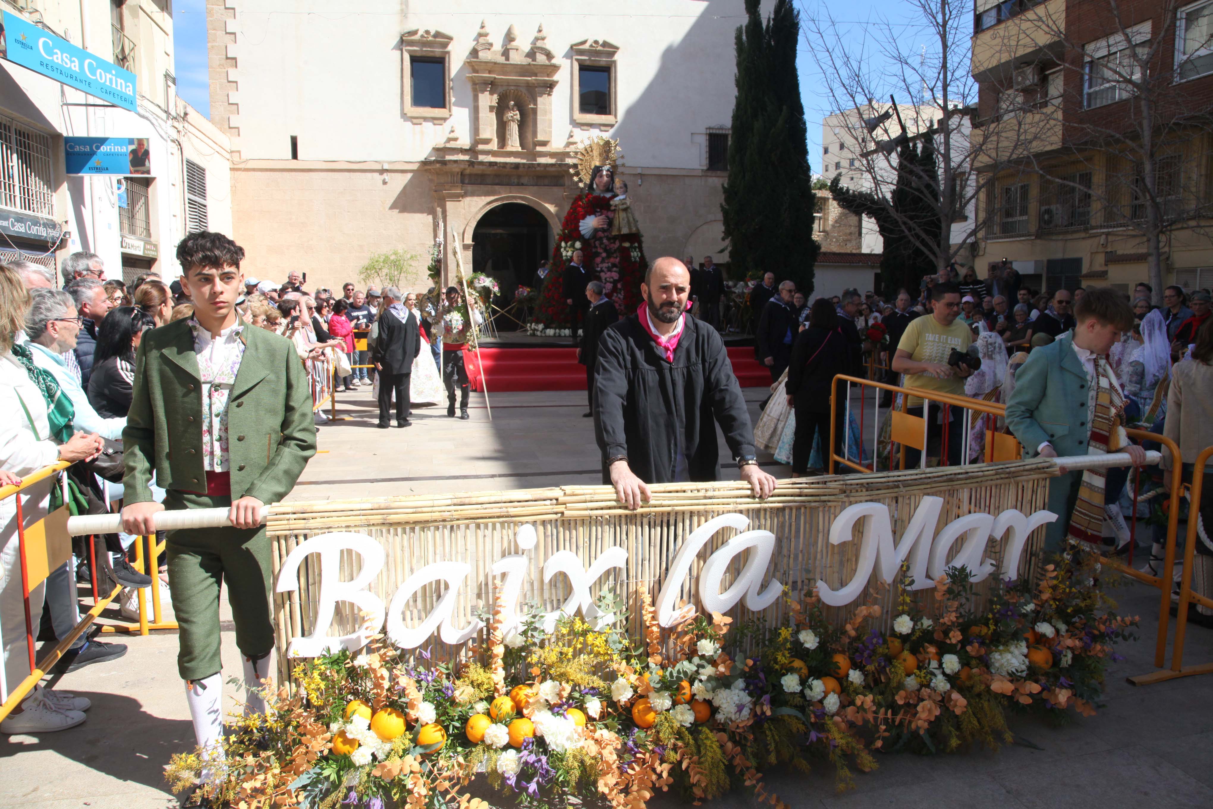 Las Fallas de Dénia se rinden ante la Mare de Déu dels Desamparats