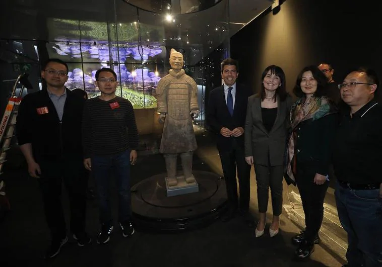El presidente de la Diputación, Carlos Mazón; la diputada Julia Parra y los técnicos chinos, con una de las figuras de la exposición.