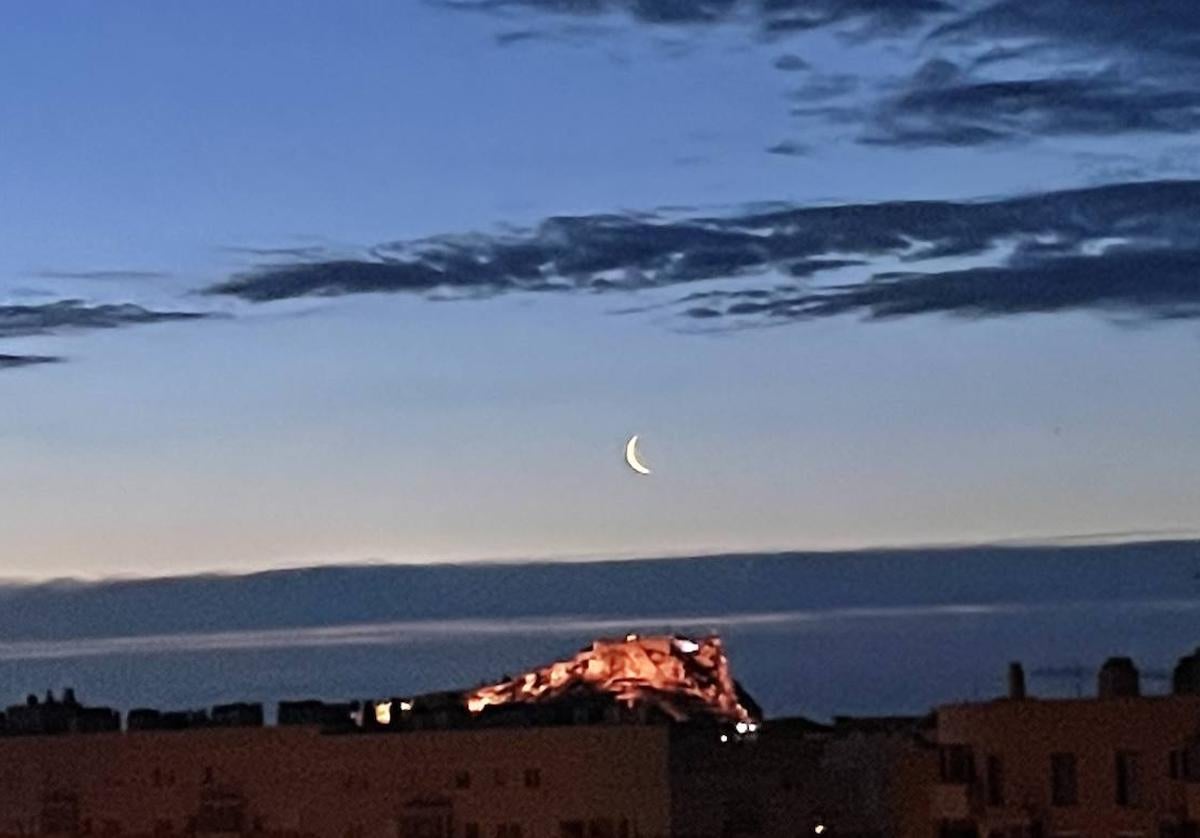 La luna reposa sobre el castillo de Santa Bárbara.