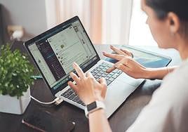 Persona estudiando con el ordenador portátil.