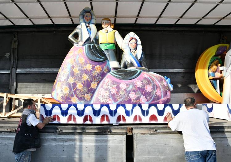 Imagen principal - El equipo de Pachi ultima los retoques en pintura antes de subir las piezas al tráiler que llevará las hogueras a Córdoba.