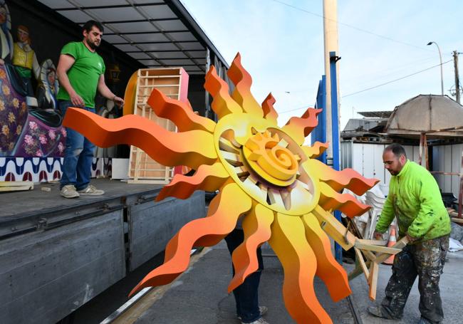 El equipo de Pachi sube el sol del remate de la hoguera al tráiler antes de partir a Córdoba.