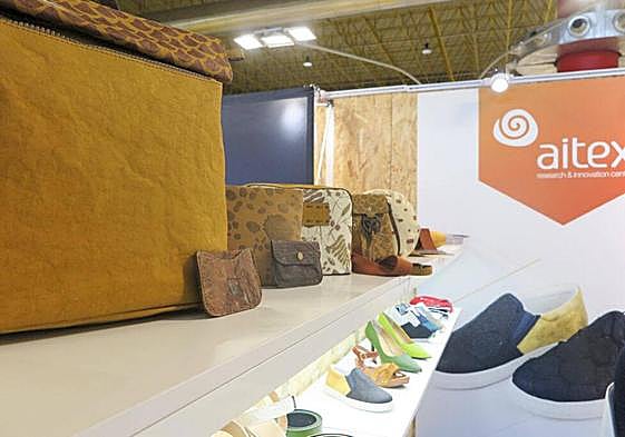 Zapatos y telas del stand de Stand de Aitex en Futurmoda