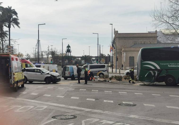 Un herido en un accidente entre un autobús y un turismo en Alicante