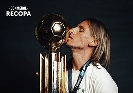 Beccacece besa la Recopa Sudamericana que ganó con Defensa y Justicia