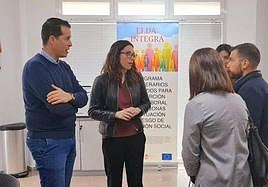 El alcalde de Elda, Rubén Alfaro, con la vicepresidenta del Consell, Aitana Mas, durante su visita a la localidad.