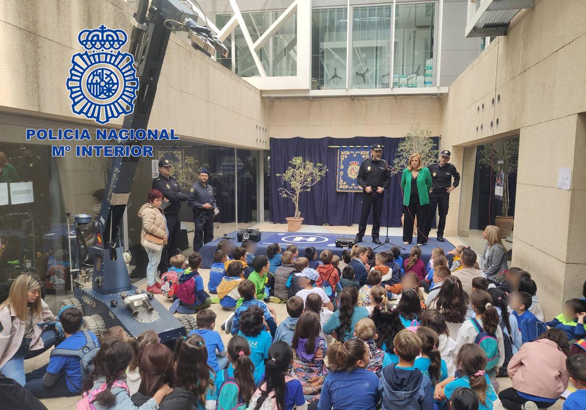 Un grupo niños disfrutan de una charla durante el evento.