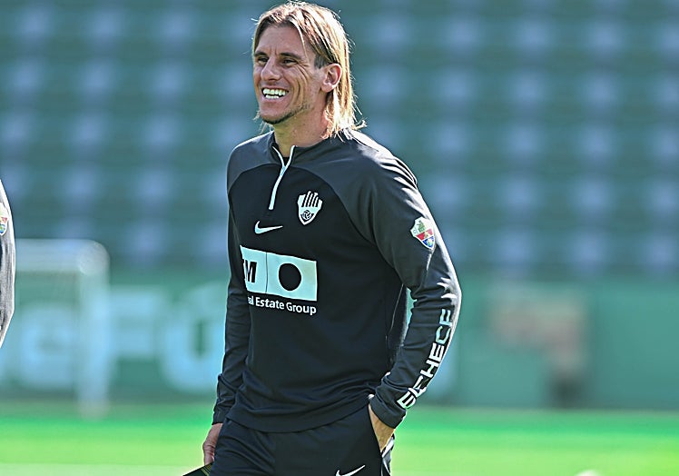 Beccacece sonríe durante su primer entrenamiento con el Elche