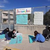 Las madres del centro dibujan carteles contra el traslado a barracones