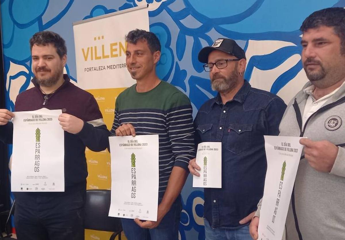 El concejalde Desarrollo y productores de espárragos de Villena.