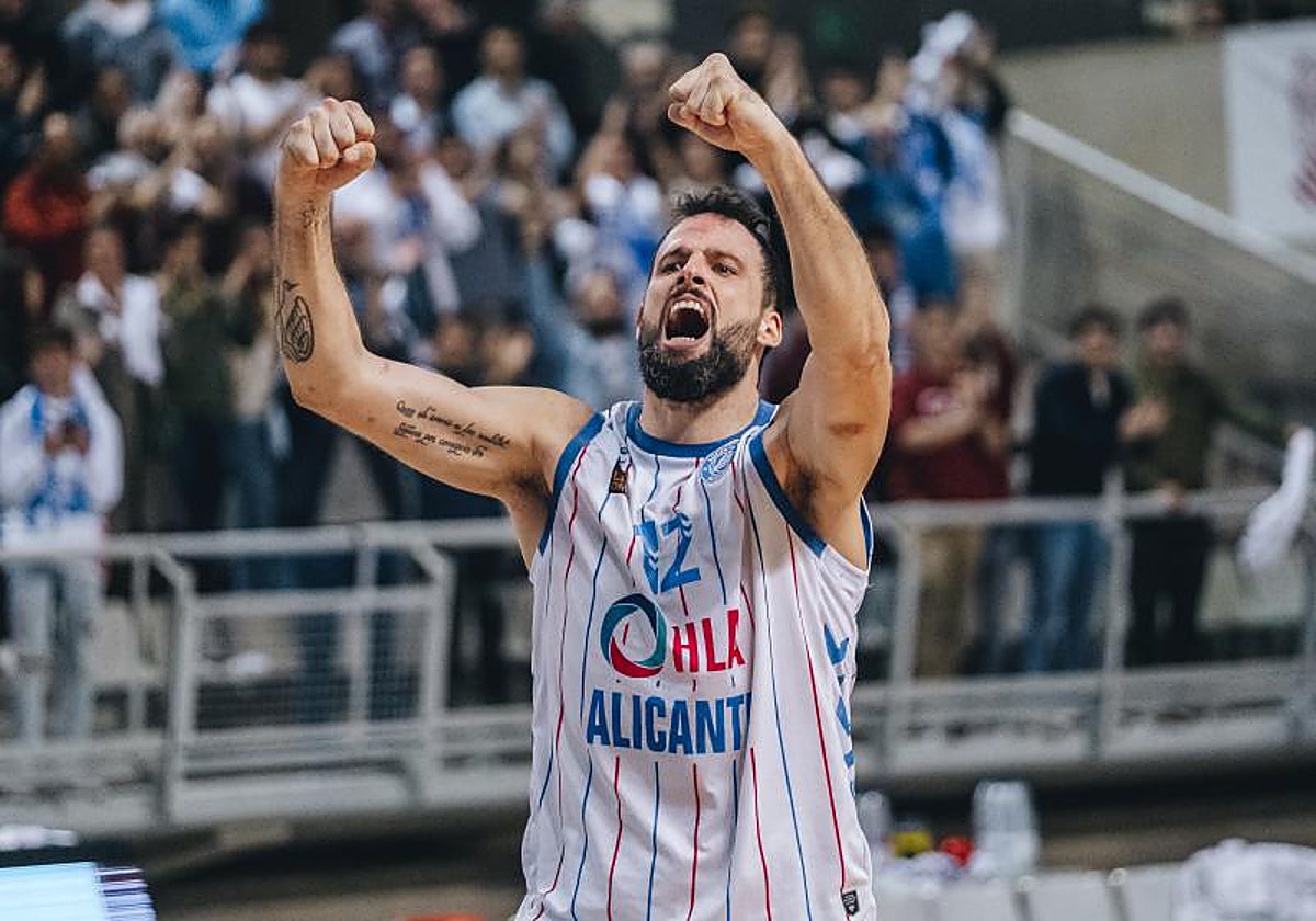 Edu Gatell celebra un triunfo en el Pedro Ferrándiz