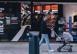 Un padre pasea con el carrito por Maisonnave