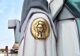 Detalle de la Santa Faz sobre la vesta de los nazarenos, ninots de la Hoguera de Alicante en Córdoba.