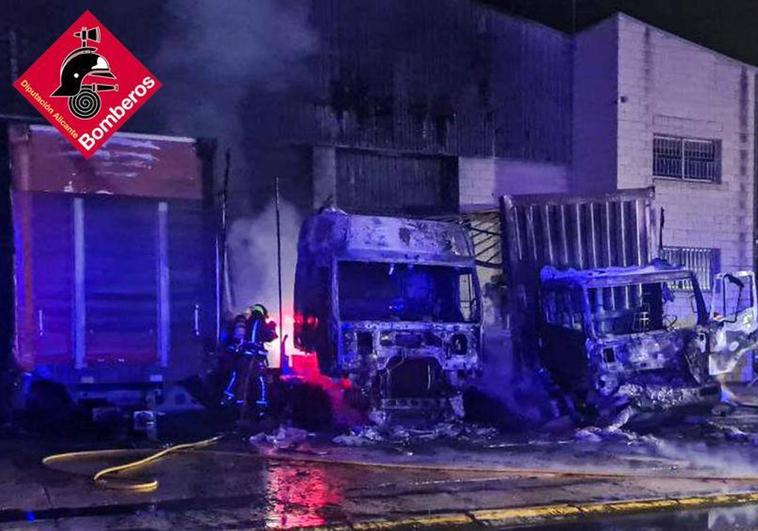 Dos camiones calcinados en el incendio de una fábrica de palés en Ibi